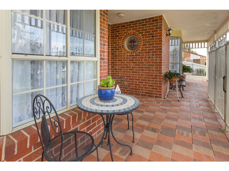 8 Worsley Place, Lavington NSW 2641