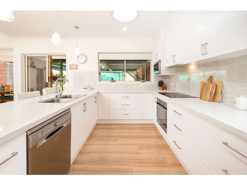 8 Worsley Place, Lavington NSW 2641