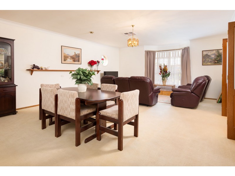 8 Worsley Place, Lavington NSW 2641