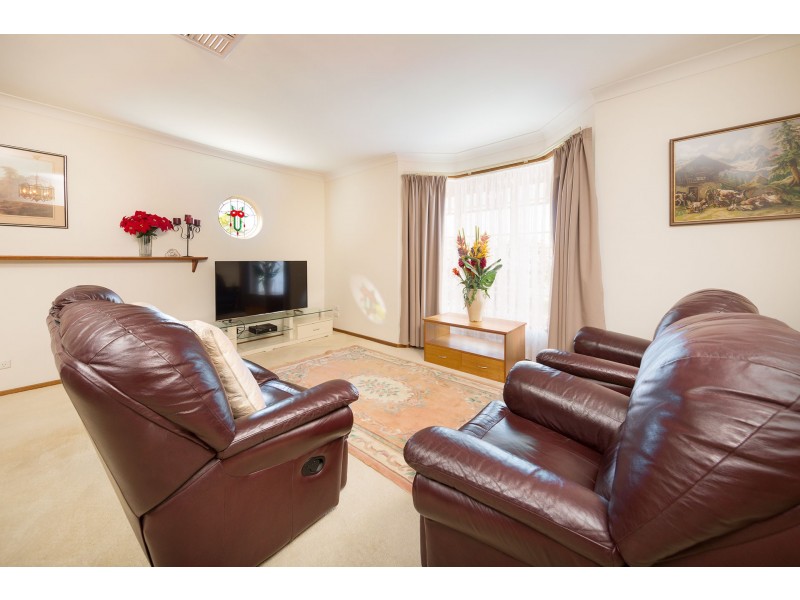 8 Worsley Place, Lavington NSW 2641