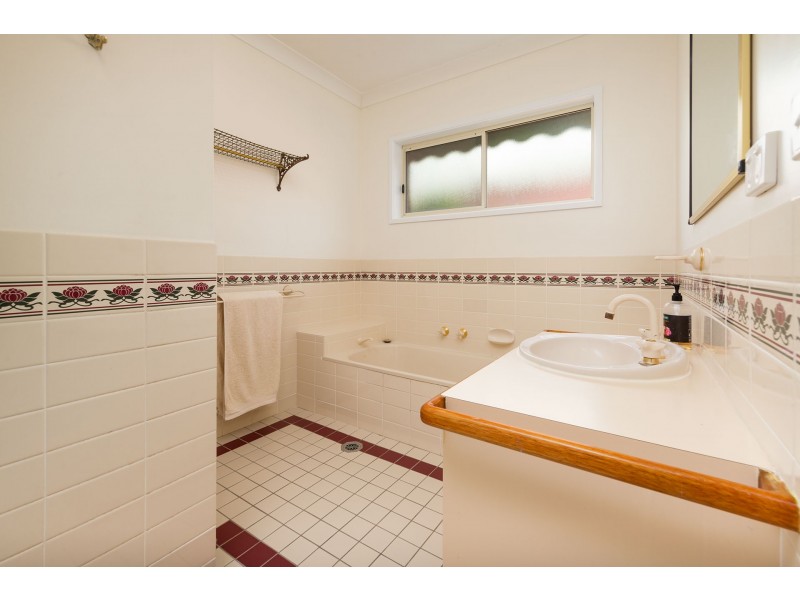 8 Worsley Place, Lavington NSW 2641