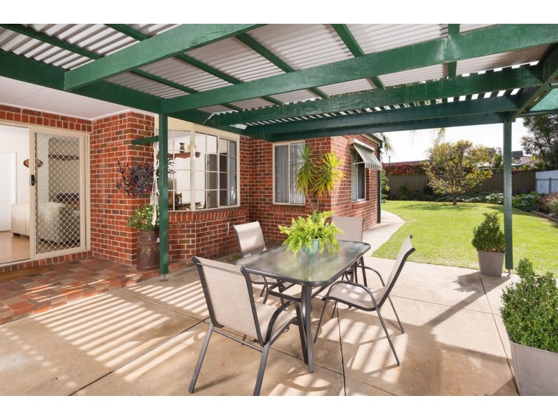 8 Worsley Place, Lavington NSW 2641