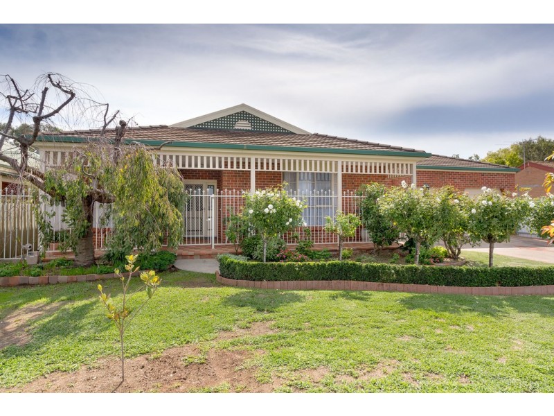 8 Worsley Place, Lavington NSW 2641