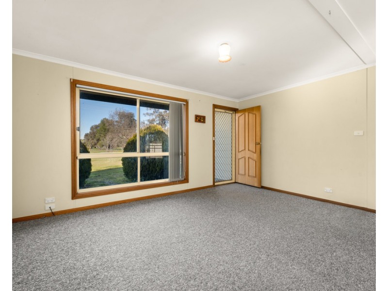 8 Rosler Parade, Henty NSW 2658