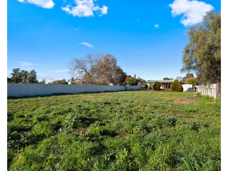 8 Rosler Parade, Henty NSW 2658