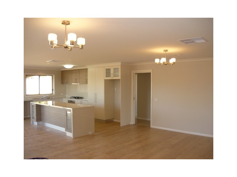 11 Lawson Circuit, Lavington NSW 2641