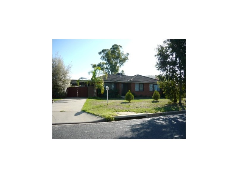 19 Goolagar Crescent, Lavington NSW 2641