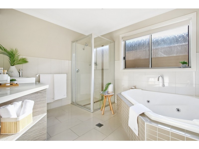 15 Lawson Circuit, Lavington NSW 2641