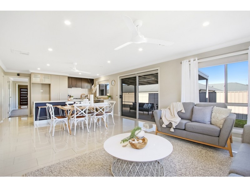 15 Lawson Circuit, Lavington NSW 2641