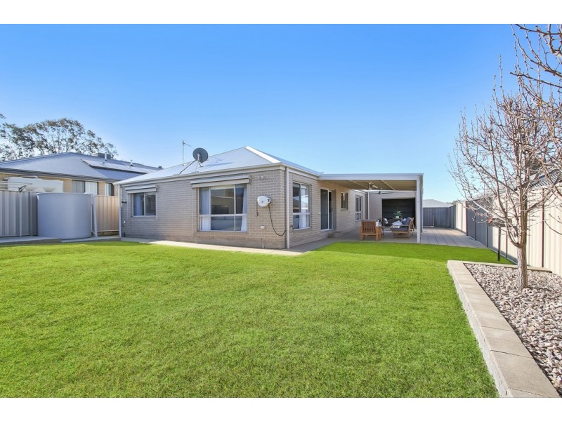 15 Lawson Circuit, Lavington NSW 2641