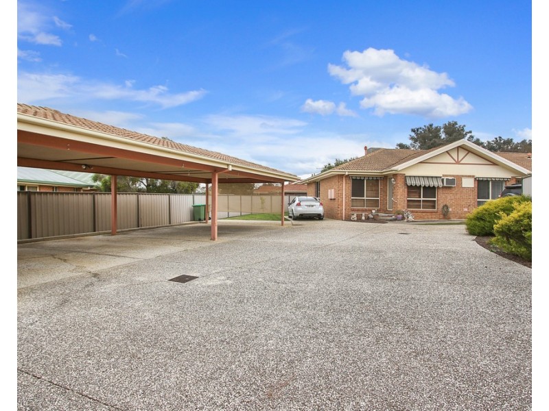 2/4 Owen Court, Lavington NSW 2641