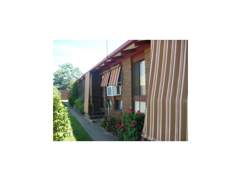 2/405 Griffith Road, Lavington NSW 2641