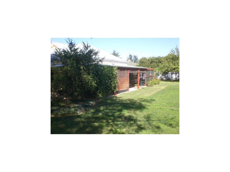 105 Bank Street, Howlong NSW 2643
