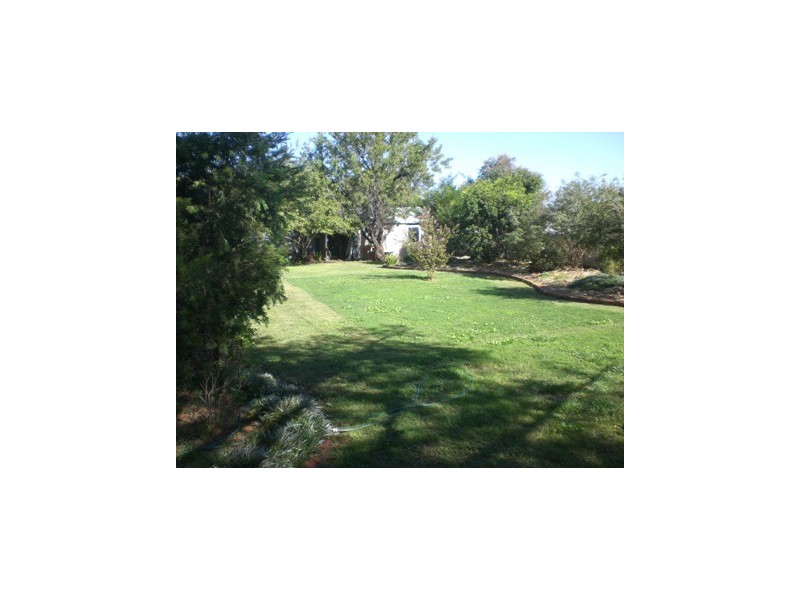 105 Bank Street, Howlong NSW 2643