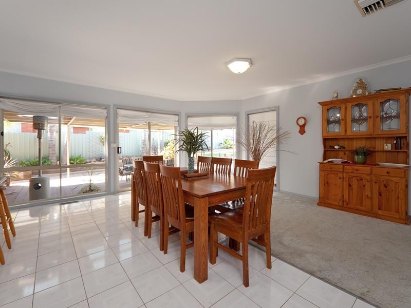 6 Dimbanna Court, Lavington NSW 2641