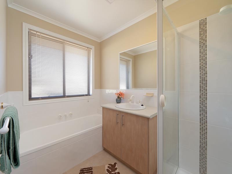 74 Jude Street, Howlong NSW 2643