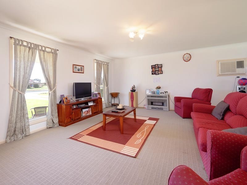 76 James Cook Avenue, Howlong NSW 2643