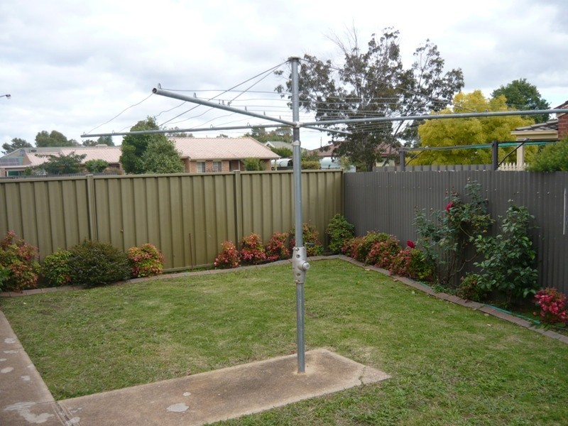 1/11 Graetz Court, Lavington NSW 2641