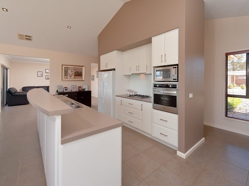 1 William Place, Howlong NSW 2643