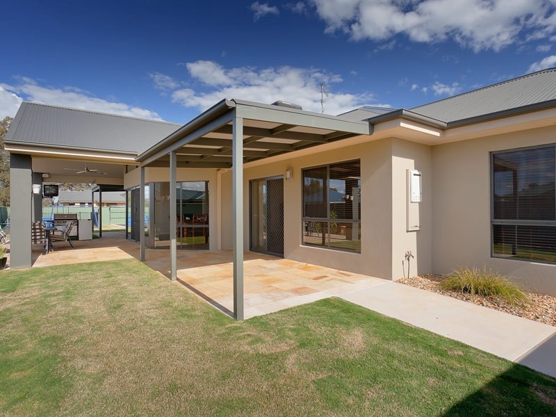 1 William Place, Howlong NSW 2643