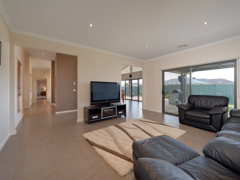 1 William Place, Howlong NSW 2643