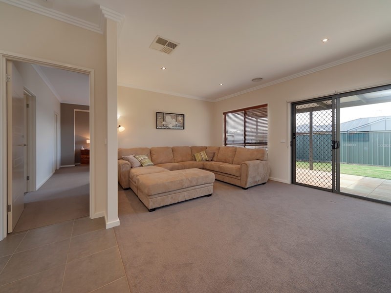 1 William Place, Howlong NSW 2643