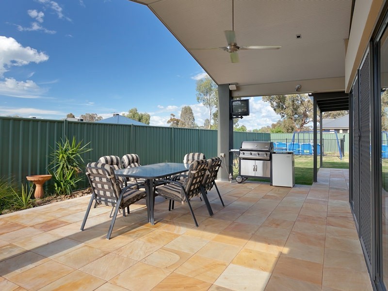 1 William Place, Howlong NSW 2643