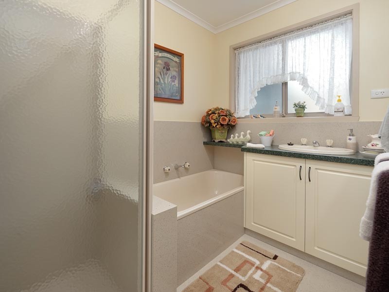 2/6 Graetz Court, Lavington NSW 2641