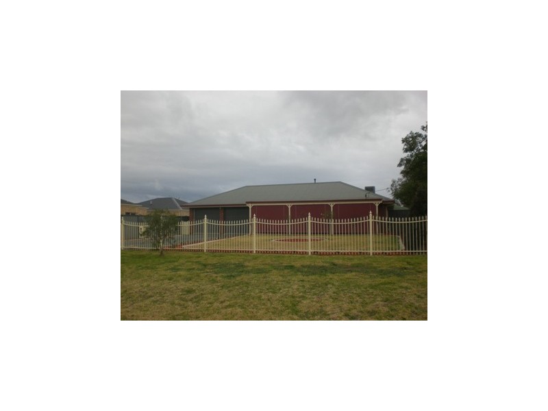 28 Russell Street, Howlong NSW 2643