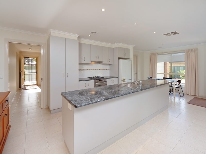 6 William Place, Howlong NSW 2643
