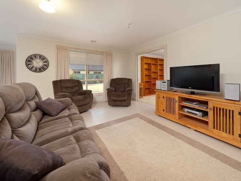 6 William Place, Howlong NSW 2643