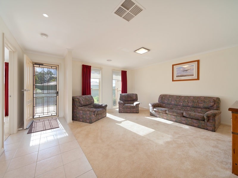 6 William Place, Howlong NSW 2643