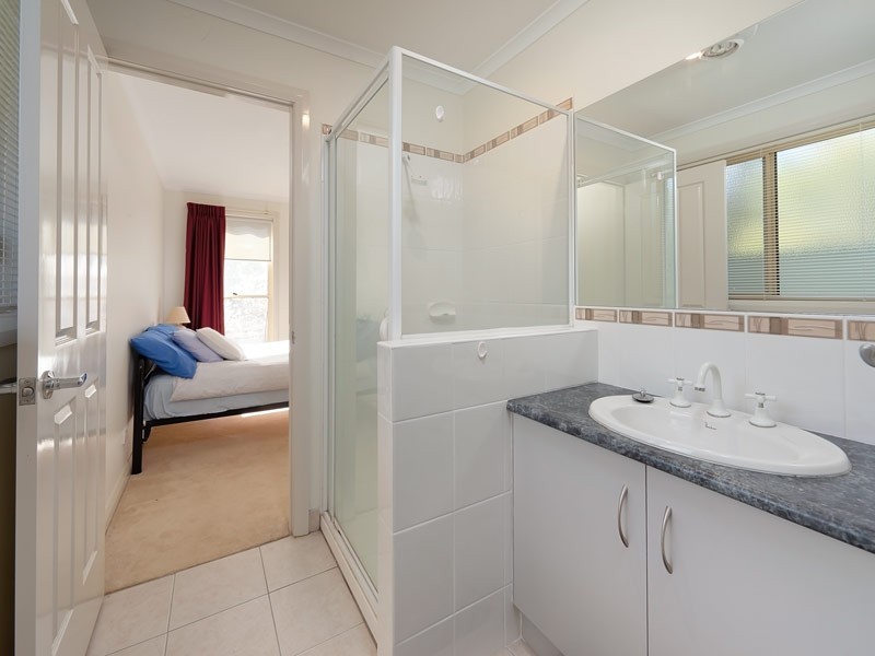 6 William Place, Howlong NSW 2643