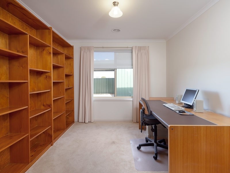 6 William Place, Howlong NSW 2643