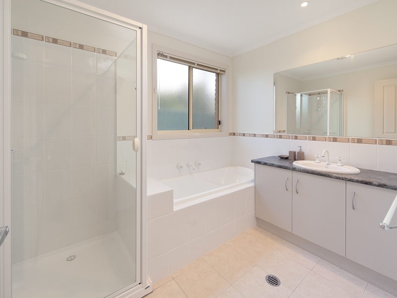 6 William Place, Howlong NSW 2643