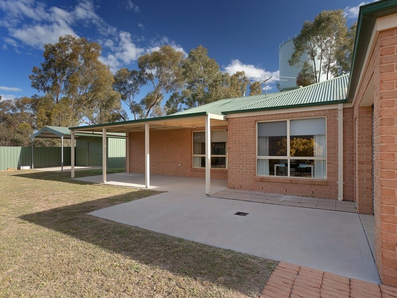 6 William Place, Howlong NSW 2643