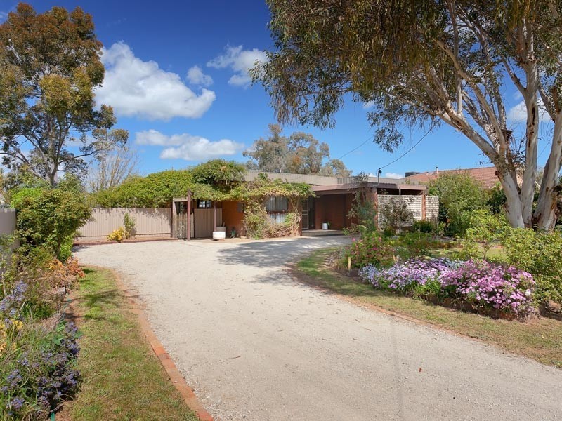 150 Golf Club Drive, Howlong NSW 2643