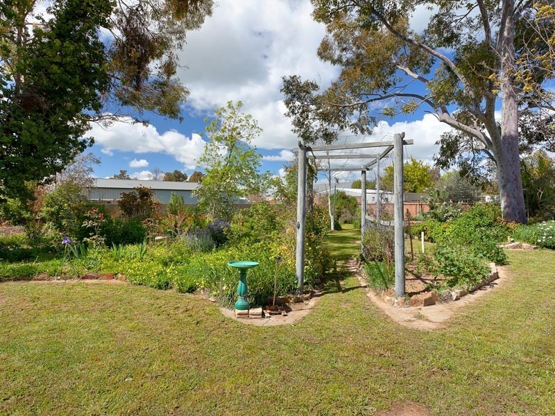 150 Golf Club Drive, Howlong NSW 2643