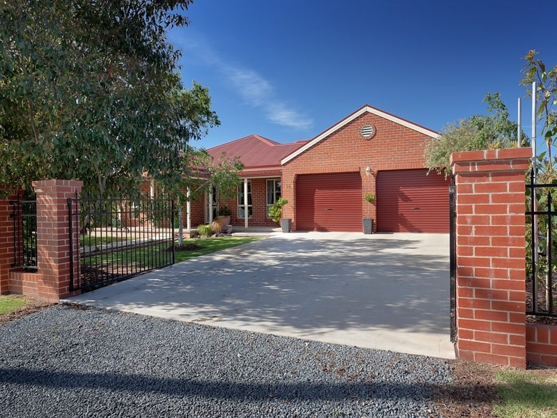 26 Russell Street, Howlong NSW 2643