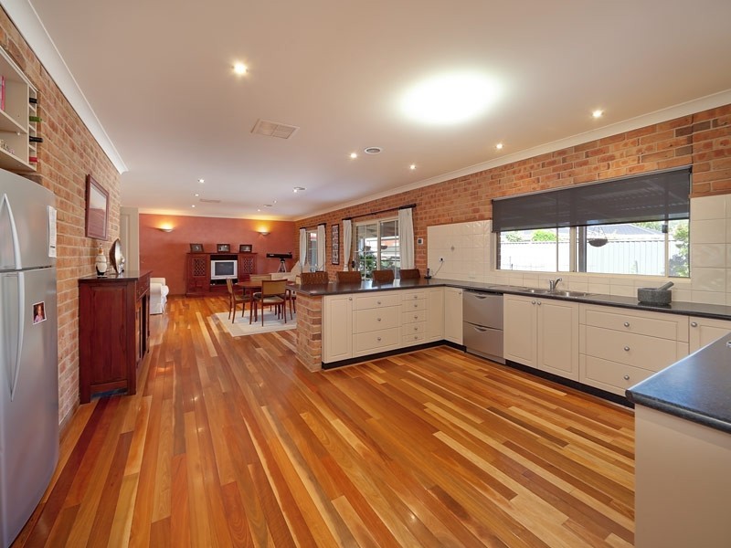 26 Russell Street, Howlong NSW 2643