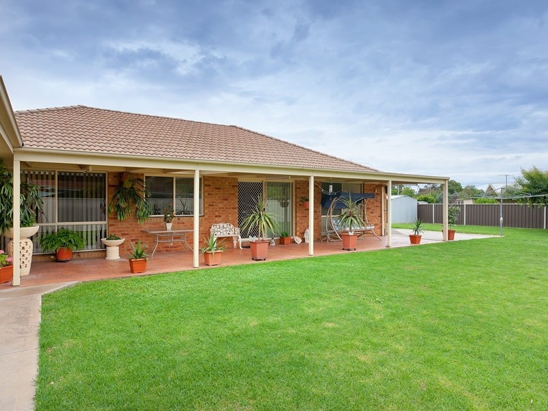 136 High Street, Howlong NSW 2643