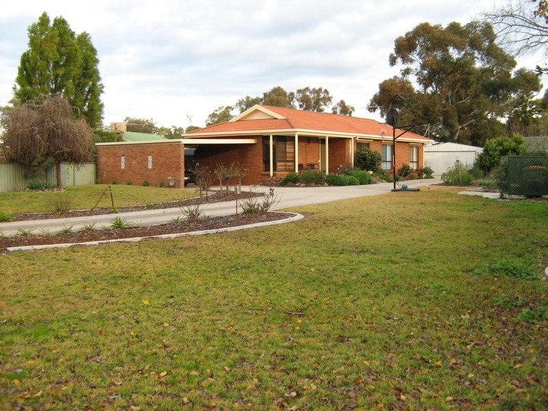 24 Clarke Street West, Howlong NSW 2643