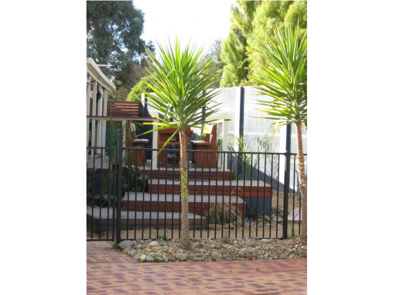24 Clarke Street West, Howlong NSW 2643