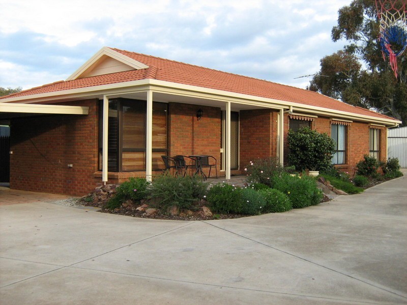 24 Clarke Street West, Howlong NSW 2643