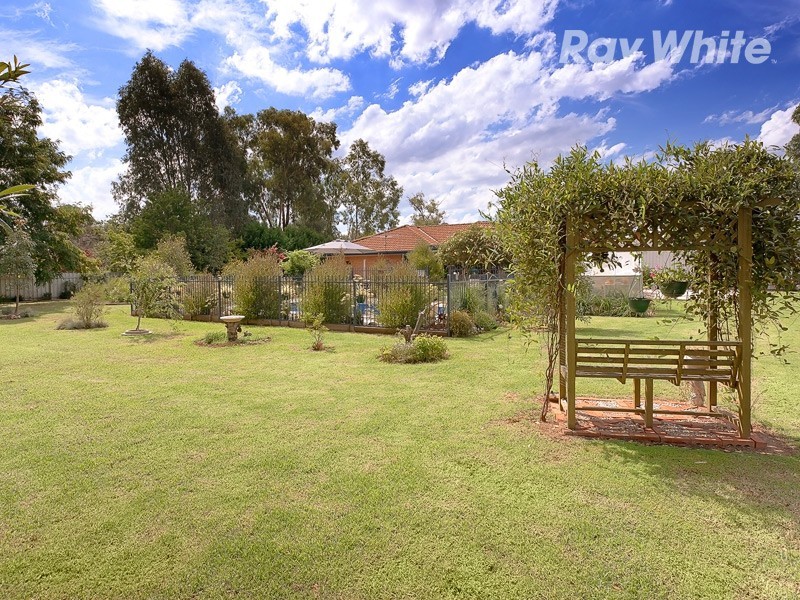 92 Larmer Street, Howlong NSW 2643