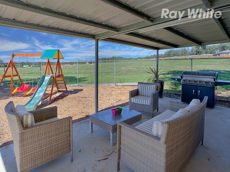 4 Budginigi Place, Thurgoona NSW 2640