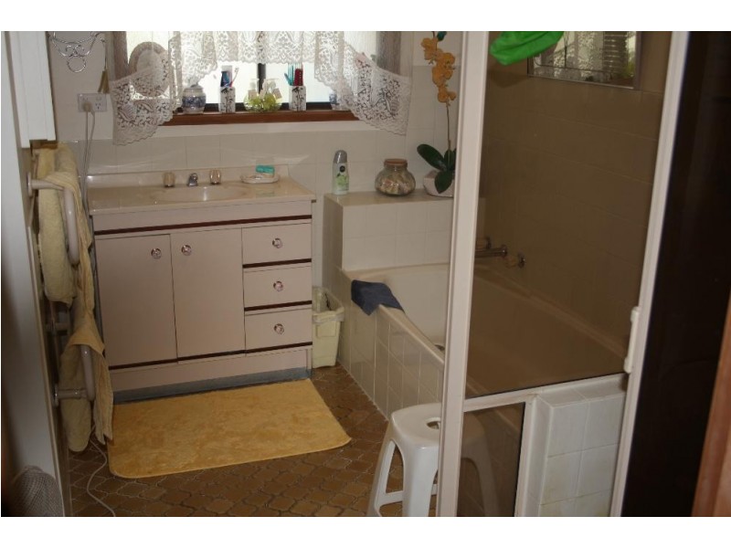 140 Hume Street, Howlong NSW 2643