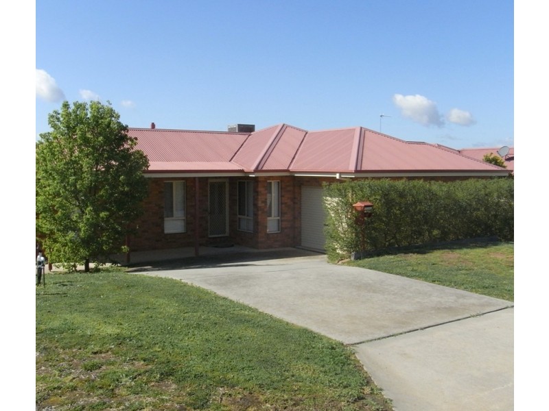 8 Chatterton Place, West Albury NSW 2640