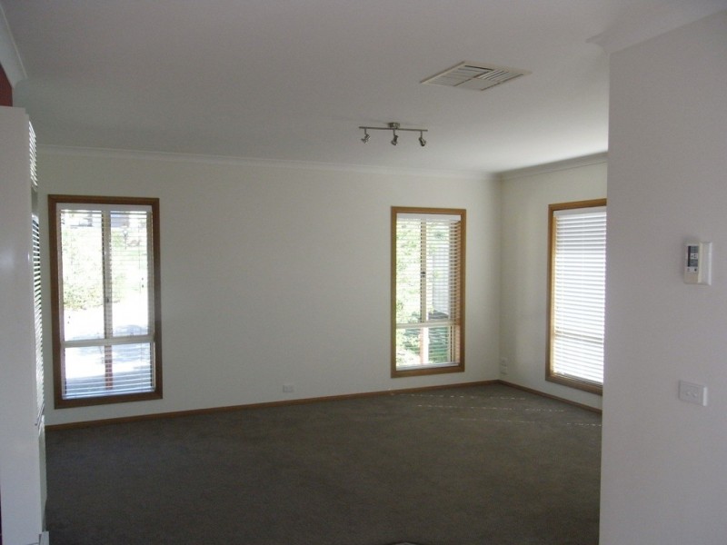 8 Chatterton Place, West Albury NSW 2640