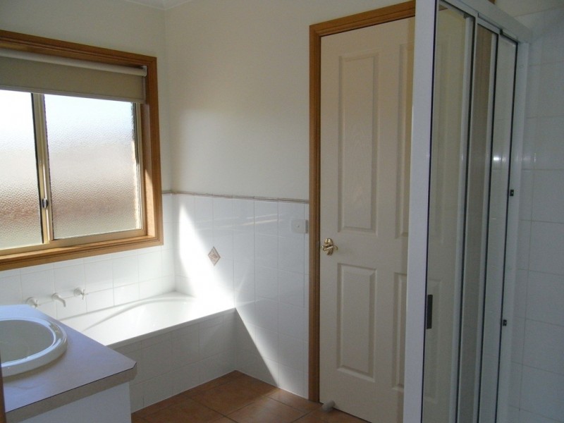 8 Chatterton Place, West Albury NSW 2640